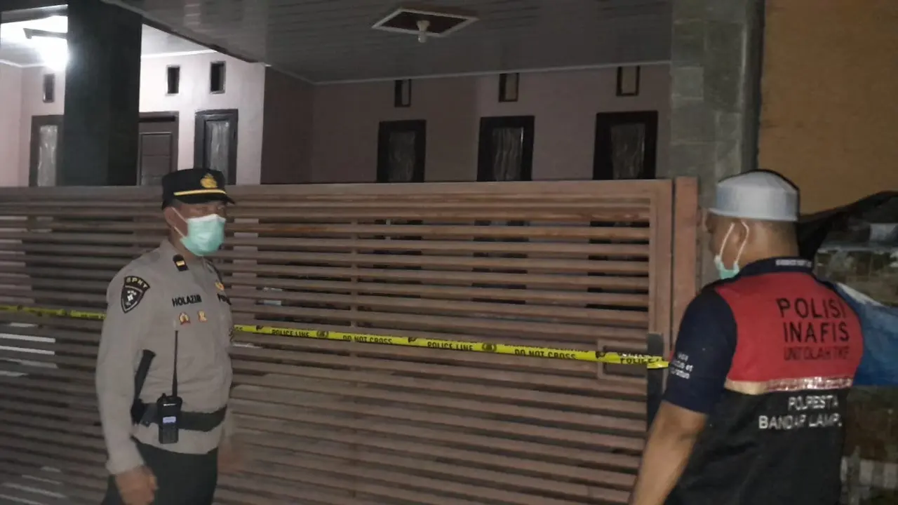 Polisi memasang garis polisi di rumah Bripka HS yang diduga bunuh diri. Foto : (Istimewa).