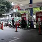 Sejumlah kendaraan mengisi bahan bakar minyak (BBM) di SPBU Kuningan Jakarta, Sabtu (5/5). Penambahan subsidi solar akan berkisar Rp 500 hingga Rp 1.500 per liter. (Liputan6.com/Johan Tallo)