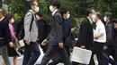 Orang-orang memakai masker untuk membantu mengekang penyebaran COVID-19 di Tokyo, Jepang, Senin (2/11/2020). Tokyo mengonfirmasi lebih dari 80 kasus baru COVID-19 pada 2 Oktober 2020. (AP Photo/Eugene Hoshiko)
