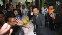 Ketua DPR, Setya Novanto saat akan dipindahkan dari RS Medika Permata Hijau, Jakarta, Jumat (17/11). Setnov akan dipindah ke RS Cipto Mangunkusumo. (Liputan6.com/Helmi Fithriansyah)