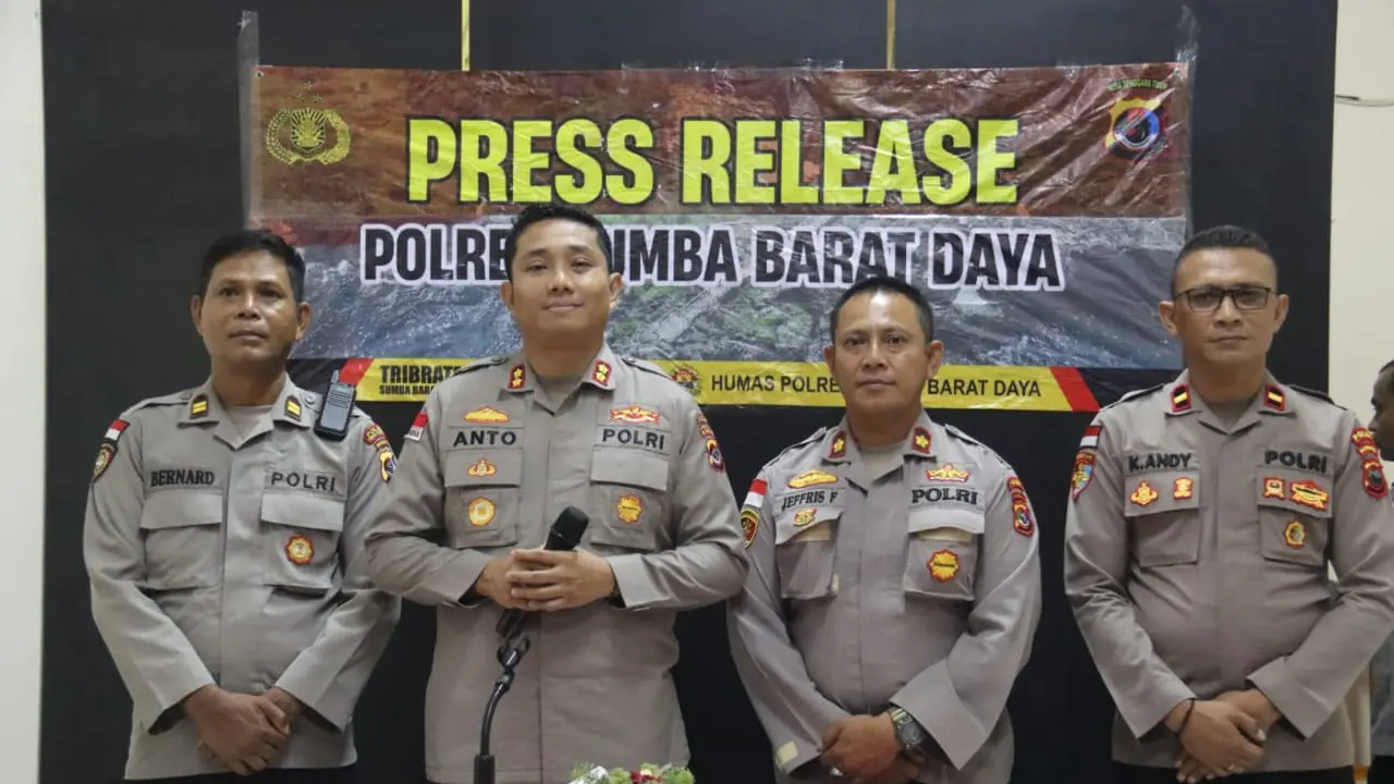 Kapolres Sumba Barat Daya, AKBP Harianto Rantesalu, saat memberikan keterangan pers terkait kasus pencabulan oleh anggota polisi (Liputan6.com/Ola Keda)