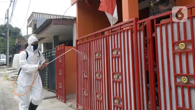 FOTO: Penyemprotan Disinfektan Masjid hingga Sekolah di Tangerang Selatan