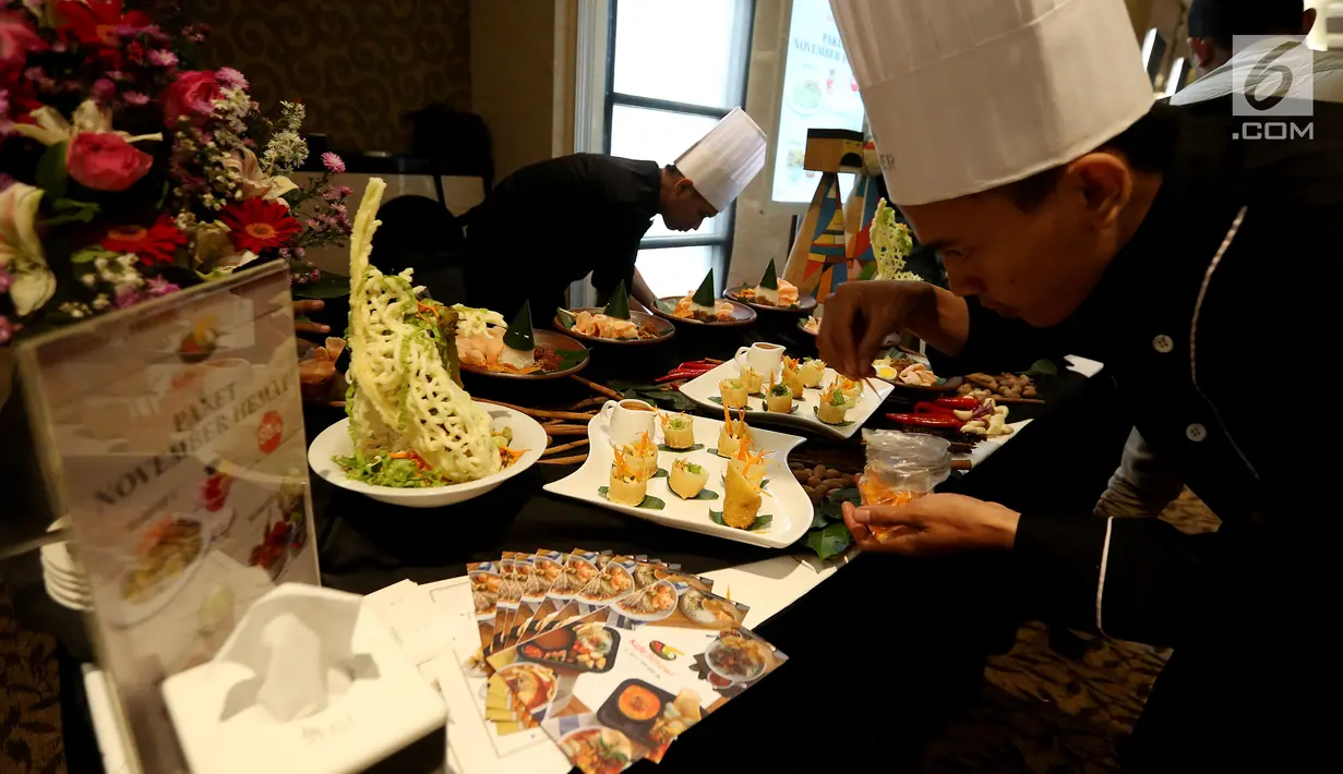 Seorang chef menata makanan dalam festival kuliner "Flavors of The World" di Plaza Indonesia, Jakarta, Jumat (3/11). Festival kuliner internasional ini menampilkan menu dari belahan dunia yang berlangsung selama November 2017. (Liputan6.com/Johan Tallo)