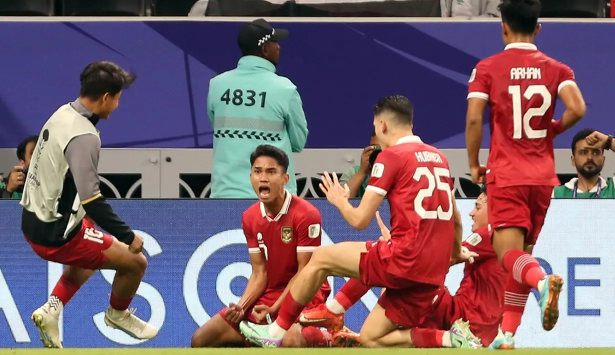 Indonesia bisa menyamakan skor di menit 37. Aksi individu menawan Yakob Sayuri yang diakhiri dengan umpan silang ke mulut gawang Irak sukses disambar oleh Marselino yang berdiri bebas di depan gawang. (AP Photo/Hussein Sayed)