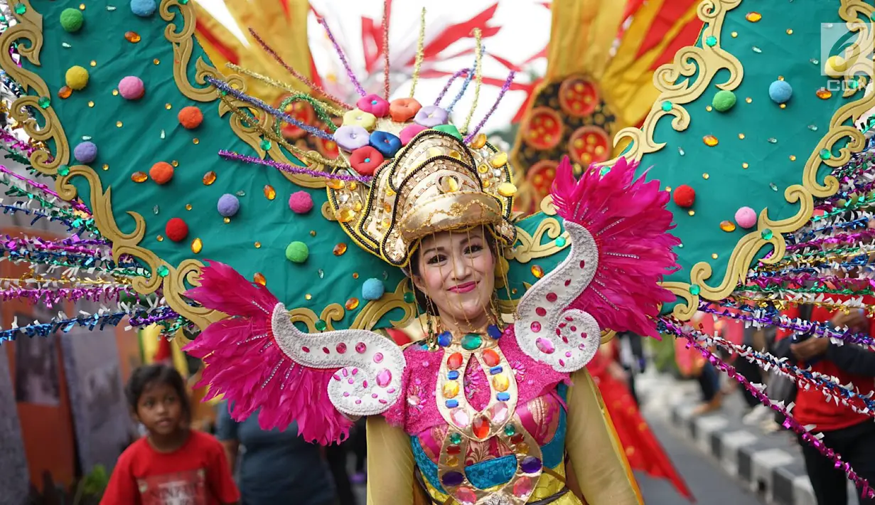 Peserta dengan kostum meramaikan Festival Kebon Bang Jaim di Jalan Jaksa, Jakarta, Jumat (23/8/2019). Festival Kebon Bang Jaim merupakan pengganti dari Festival Jalan Jaksa yang selama ini digelar setiap tahunnya. (Liputan6.com/Immanuel Antonius)