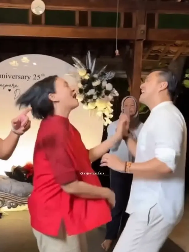 7 Potret Anjasmara dan Dian Nitami Rayakan Anniversary Pernikahan ke-25