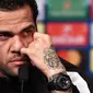 Ekspresi Bek Paris Saint-Germain Dani Alves saat konferensi pers di stadion Parc des Princes di Paris (4/3). Pada leg pertama babak 16 besar Liga Champions PSG takluk dari Real Madrid 3-1 di Bernabeu. (AFP Photo/Franck Fife)