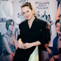 MUA Ryan Ogilvy pun memoles wajah Julie tampak natural namun fresh dengan mengaplikasikan lipstik pink glossy serta blush on pink tipis. [@julstelle]