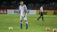 Striker Persib, Juan Belencoso, melakukan pemanasan jelang laga Torabika Soccer Championship 2016 melawan Sriwijaya FC di Stadion Si Jalak Harupat, Bandung, Sabtu (30/4/2016). (Bola.com/Vitalis Yogi Trisna)