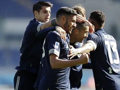 Striker Juventus, Cristiano Ronaldo (tengah), merayakan gol bersama rekan-rekannya dalam lanjutan liga Italia pekan ke-7 menghadapi Lazio di Stadion Olimpico, Roma, Minggu (8/11/2020). Juventus harus puas berbagi angka 1-1. (AP Photo/Andrew Medichini).