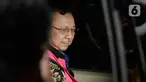 Mantan Dirut PT Asuransi Jiwasraya Hendrisman Rahim memasuki mobil tahanan usai pemeriksaan di gedung KPK, Jakarta, Senin (20/1/2020). Hendrisman yang merupakan tahanan Kejaksaan Agung diperiksa di KPK usai ditetapkan sebagai tersangka kasus dugaan korupsi dana investasi. (merdeka.com/Dwi Narwoko)
