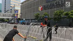 Personel korps Brimob membentangkan kawat berduri di kawasan Kantor Bawaslu, Jakarta, Selasa (21/5/2019). Personel TNI-Polri dari berbagai kesatuan disebar ke sejumlah titik dan objek vital guna membantu pengamanan Ibu Kota setelah penetapan hasil rekapitulasi suara Pilpres 2019. (Liputan6.com/Johan