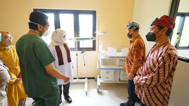Bupati Banyuwangi Ipuk Fiestiandani tinjau fasilitas rumah bersalin di Desa Sarongan Banyuwangi (Istimewa)