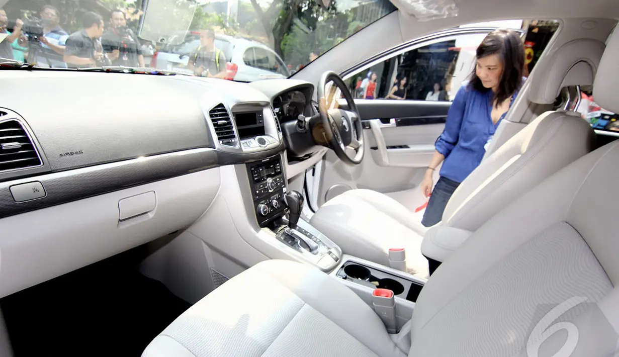 Captiva model terbaru ini dilengkapi fitur Dual-Zone Climate Control dan Passive Entry Passive (PEPS) yang memungkinkan pengemudi membuka pintu dan menyalakan tanpa menggunakan kunci selama berada dalam jangkauan sensor (Liputan6.com/Faizal Fanani)