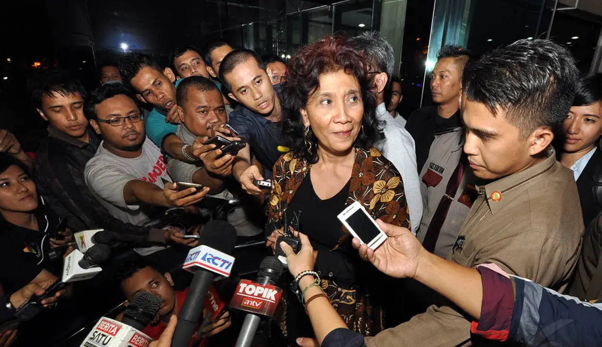 Menteri Kelautan dan Perikanan, Susi Pudjiastuti saat memberikan keterangan kepada wartawan di Gedung KPK, Jakarta. Foto diambil pada Senin (10/11/2014). (Liputan6.com/Miftahul Hayat)