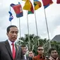 Presiden Joko Widodo memberikan keterangan pers sebelum bertolak ke Kuala Lumpur, Malaysia di Bandara Halim Perdana Kusuma, Jakarta, Minggu (26/4/2015). Kunjungan tersebut dalam rangka menghadiri KTT ASEAN ke-26. (Liputan6.com/Faizal Fanani)