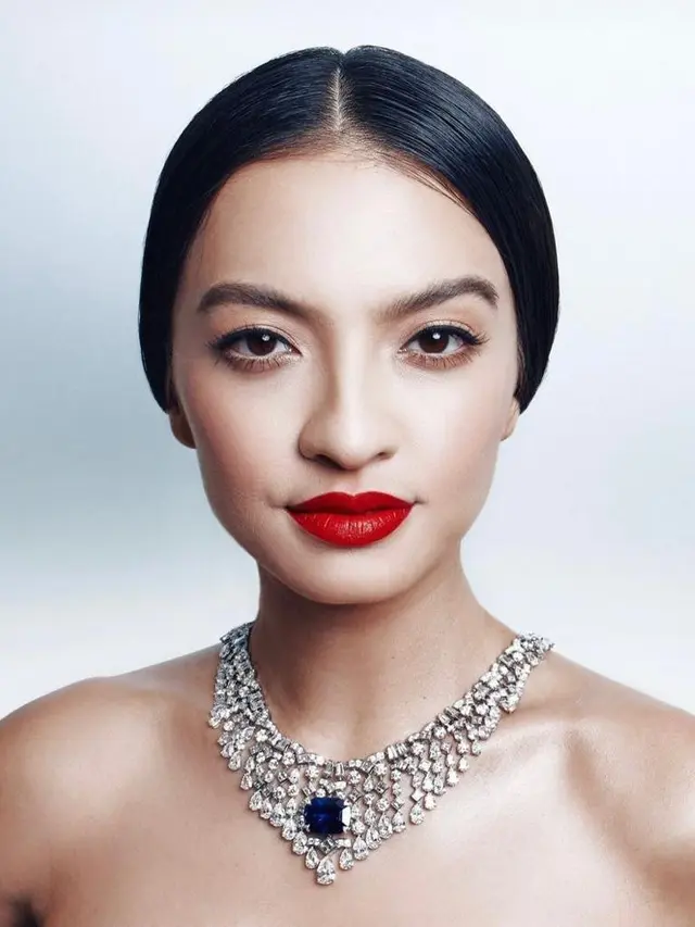 Raline Shah Berpose dengan Kaia Gerber di Festival Film Cannes, Tampil Glamor dengan Gaun Silver