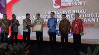 Gubernur DKI Jakarta Anies Baswedan menerima penghargaan Indeks Demokrasi Indonesia (IDI) dari Menkopolhukam Wiranto.