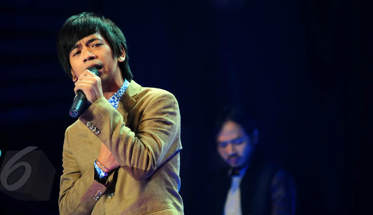 D'Masiv saat memeriahkan Konser "Tribute to Rinto Harahap", Studio Emtek, Jakarta, Senin (8/6/2015). Sejumlah musisi membawakan lagu ciptaan  Rinto Harahap dengan ciri khas masing-masing. (Liputan6.com/Faisal R Syam)