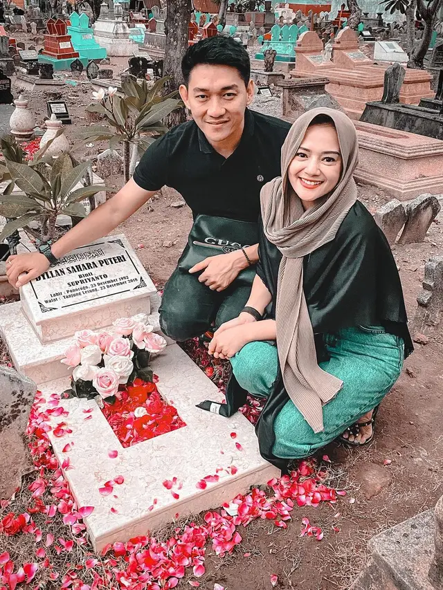 Mengenang 1000 Hari Dylan Sahara, Ini 6 Momen Ifan Seventeen dan Citra Monica ke Makam