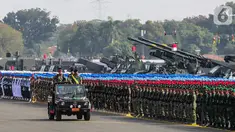 Pemimpin upacara memeriksa pasukannya saat mengikuti gladi bersih HUT ke-74 TNI di Lanud Halim Perdanakusuma, Jakarta, Kamis (3/10/2019). Tema HUT kali ini adalah 'TNI Profesional Kebanggaan Rakyat'. (Liputan6.com/Faizal Fanani)