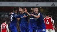Pemain West Ham United, Konstantions Mavropanos (kedua kiri) melakukan selebrasi setelah mencetak gol kedua timnya ke gawang Arsenal pada laga lanjutan Liga Inggris 2023/2024 di Emirates Stadium, London, Inggris, Jumat (29/12/2023) dini hari WIB. (AFP/Ian Kington)