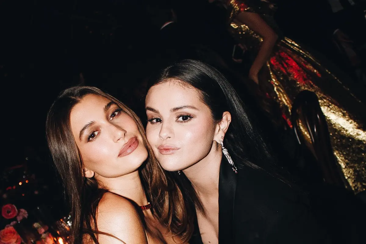 Selena Gomez dan Hailey Bieber (Foto: Instagram @tyrellhampton)
