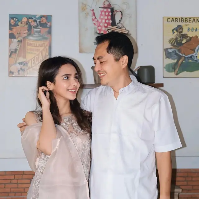 6 Potret Dianda Sabrina dan Sutradara Indrayanto, Terpaut Usia 27 Tahun Curi Perhatian