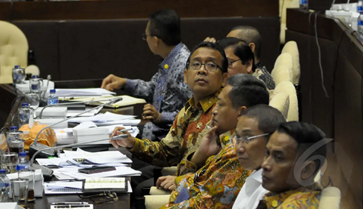 Suasana rapat dengar pendapat (RDP) antara Kementerian Sekretariat Negara bersama Komisi II DPR, di Gedung DPR, Senayan, Jakarta, Senin (2/2/2015). (Liputan6.com/Andrian M Tunay) 