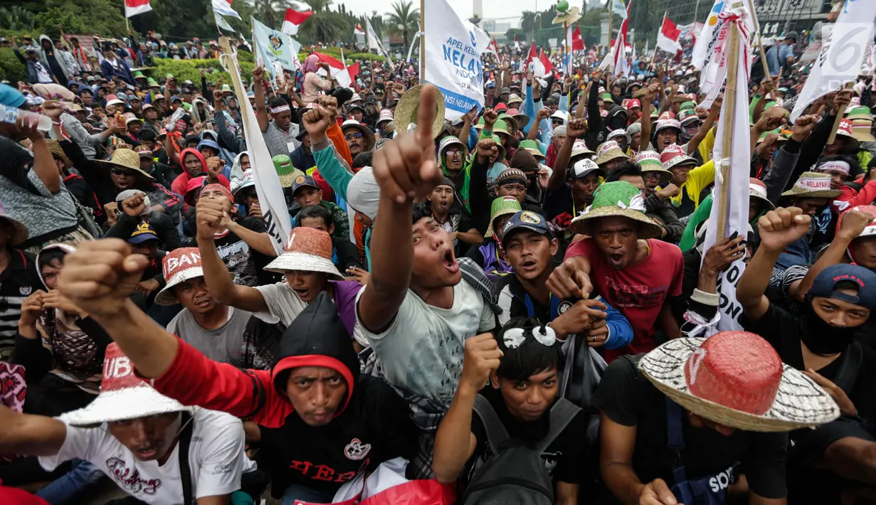 Ribuan nelayan tradisional dari berbagai daerah menggelar unjuk rasa di depan Istana Negara, Jakarta Pusat, Rabu (17/1). Pengunjuk rasa tergabung dalam Aliansi Nelayan Indonesia (ANI). (Liputan6.com/Faizal Fanani)