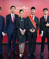 Beberapa menteri mendapatkan tanda kehormatan dari Presiden Jokowi di Istana Negara. Salah satunya yang menarik untuk dilihat adalah penampilan para istri. Loemongga memilih kebaya hitam polos yang panjang, dengan padu padan kain batik cokelat. Sentuhan bros silver menjadi pemanis penampilannya secara keseluruhan. [Foto: Instagram/loemongga]