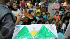 Kegiatan bermain bersama sangat diperlukan untuk anak-anak di pengungsian. Meski bencana datang, keceriaan anak-anak tak boleh hilang agar tidak memunculkan rasa trauma terhadap bencana (Liputan6.com/Johan Tallo). 