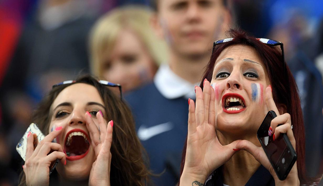 Suporter  cantik memberikan semangat kepada Timnas Prancis saat melawan Skotlandia pada laga persahabatan di Stadion St Symphorien, Longeville-les-Metz, Prancis, (4/6/2016), Prancis menang 3-0.  (AFP/Franck Fife)