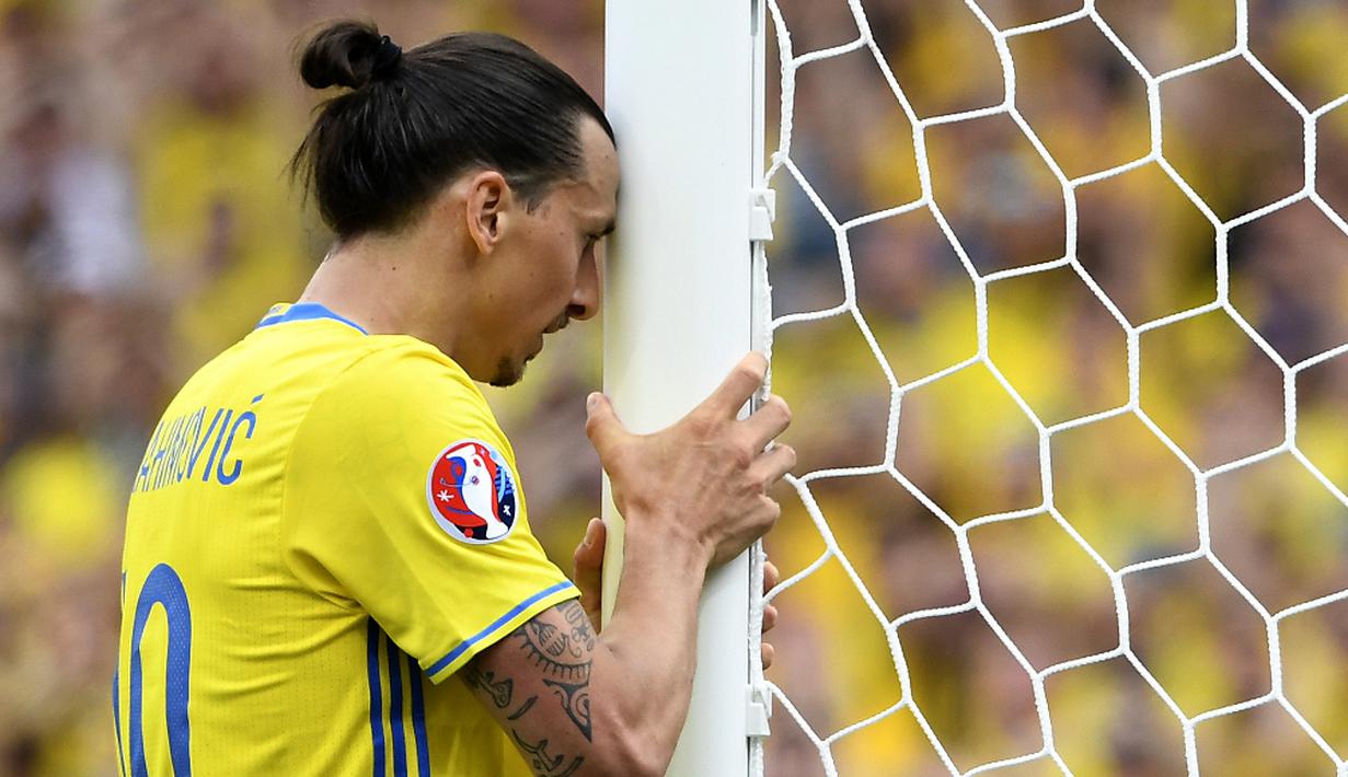 Ekspresi striker Swedia, Zlatan Ibrahimovic, setelah gagal memanfaatkan peluang di depan gawang Italia pada laga Grup E Piala Eropa 2016 di Stadium de Toulouse, Jumat (17/6/2016). (AFP/Jonathan Nackstrand)
