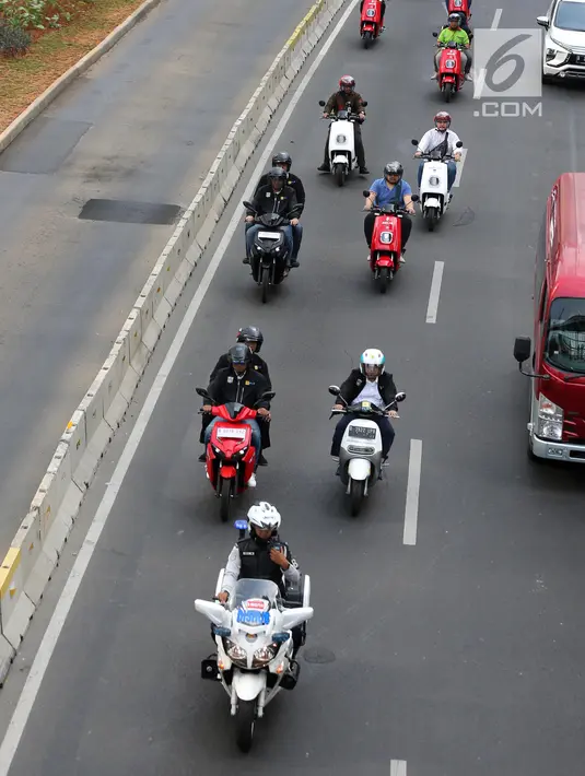 Konvoi sepeda motor listrik jelang jadwal pelaksanaan balap mobil listrik atau Formula E 2020 di kawasan Sudirman, Jakarta, Jumat (20/9/2019). Formula E juga dapat dipakai sebagai kampanye kendaraan ramah lingkungan. (Liputan6.com/Fery Pradolo)