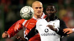 Andy Cole. Mantan penyerang andalan Manchester United ini pernah meraih Golden Boot Premier League pada musim 1993/1994 saat membela Newcastle United. Saat itu Cole sukses mengoleksi 34 gol dari 40 pertandingan Liga Inggris di musim tersebut. (AFP/Philippe Huguen)