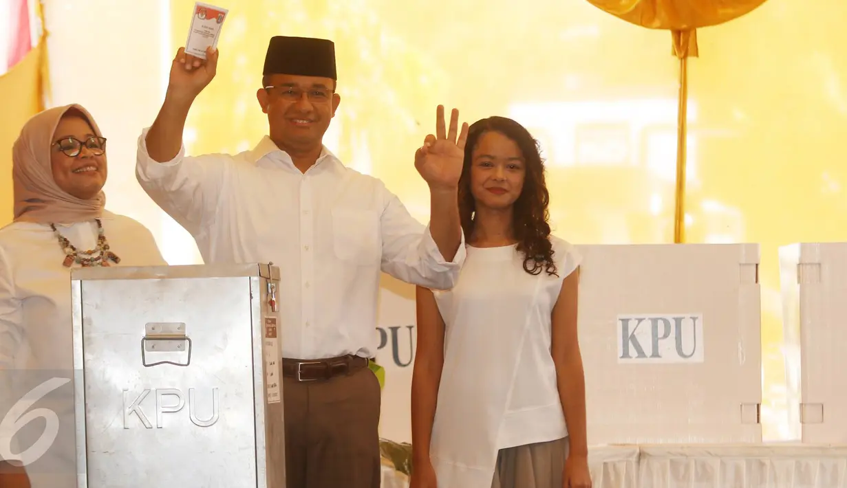 Cagub DKI Anies Baswedan menunjukkan surat suara sebelum memasukkannya ke dalam kotak suara di TPS 028 Cilandak Barat, Jakarta, Rabu (15/2). Anies datang bersama istri, Fery Farhati dan anak perempuannya Mutiara Baswedan. (Liputan6.com/Immanuel Antonius)