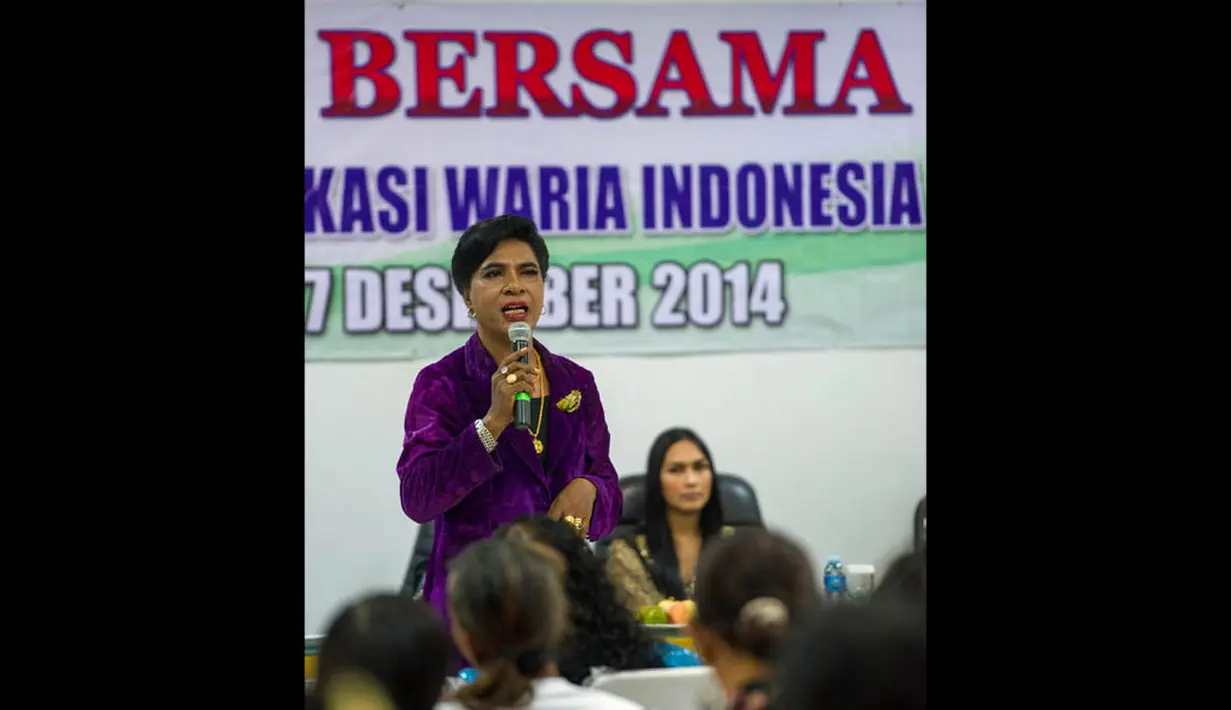 Ketua Forum Komonikasi Waria Indonesia (FKWI), Mami Yuli, menyampaikan pidato saat perayaan Natal Bersama di Jakarta, Sabtu (27/12/2014). (ANTARA FOTO/Ismar Patrizki)