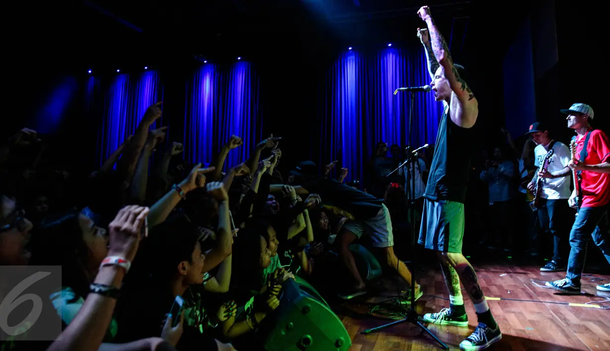 Aksi memukau band pop punk The Story So Far saat konser yang bertajuk The Story So Far & Man Overboard Suppy World di Jakarta, Minggu (30/8/2015). Band asal Amerika ini berhasil memuaskan para penggemarnya di  Jakarta. (Liputan6.com/Faizal Fanani)