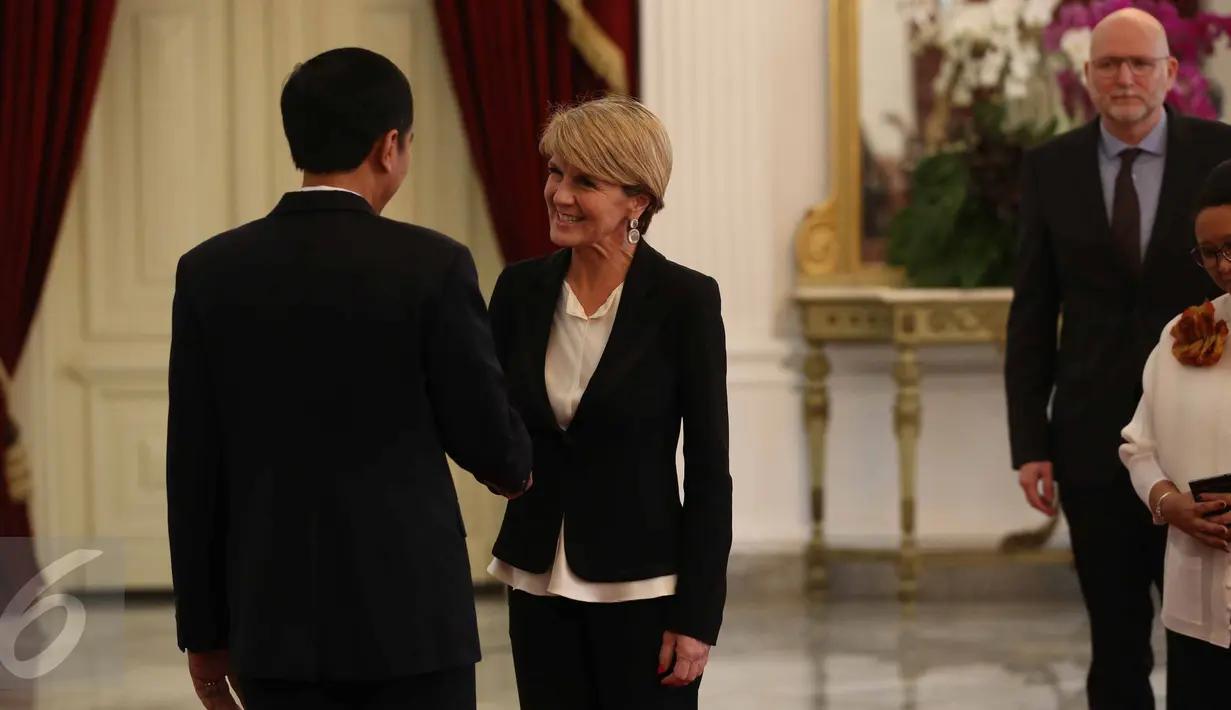 Presiden Jokowi menyambut kedatangan Menlu Australia Julie Bishop di Istana Merdeka, Jakarta, Rabu (26/10). Presiden Jokowi dan Menlu Australia akan melakukan pertemuan ‎tertutup di salah satu ruangan di istana. (Liputan6.com/Faizal Fanani)