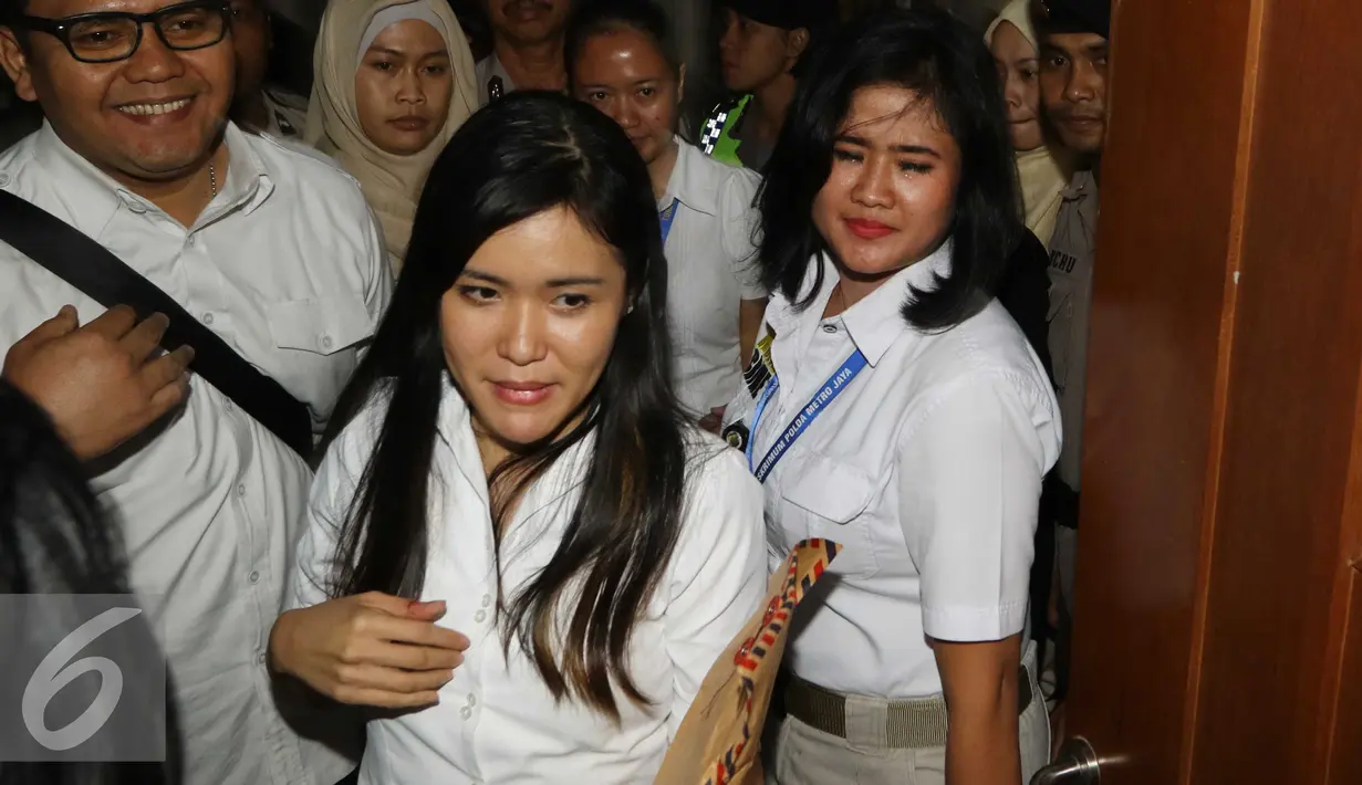 Jessica Kumala Wongso terlihat tenang usai divonis 20 tahun penjara di Pengadilan Negeri (PN) Jakarta Pusat, Jakarta, Kamis (27/10). Vonis hakim tersebut sama dengan tuntutan Jaksa yaitu 20 tahun. (Liputan6.com/Helmi Afandi)