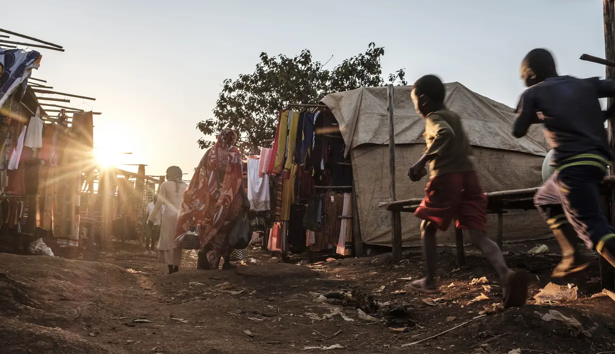 Sejumlah pembawa barang atau porter beristirahat di pasar lokal Kota Asosa, Ethiopia, Rabu (25/12/2019). (EDUARDO SOTERAS/AFP)