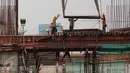 Pekerja menyelesaikan pembangunan Jalan Layang Transjakarta koridor XII rute Ciledug-Kapten Tendean, Jakarta, Kamis (10/12). Sampai saat ini, proyek transportasi massal tersebut telah rampung sekitar 35 persen. (Liputan6.com/Angga Yuniar)
