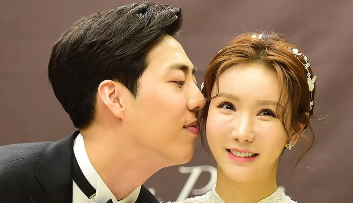 Beberapa selebriti seperti Dasom, Jooyeon, Seeri Dal Shabet terlihat hadir di   pernikahan Jung Ah dan Jung Chang Young. (Foto: Soompi.com)