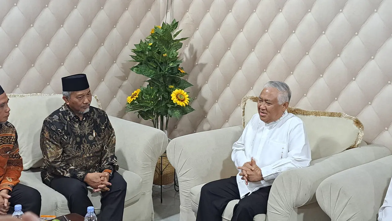 Presiden Partai Keadilan Sejahtera (PKS) Ahmad Syaikhu mengunjungi Ketua Umum Pimpinan Pusat Muhammadiyah periode 2005-2010 Din Syamsuddin di Pondok Labu, Jakarta Selatan, Selasa (23/2/2023).