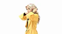 Hijab segiempat tanpa aksesori. (dok. screenshot video Vidio.com PinkEmma)