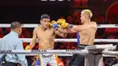 Ronde kedua menjadi momen dominasi Fadly. Beberapa pukulannya membuat Aisar terpojok, meskipun teknik clinch yang digunakan Aisar mampu beberapa kali mematahkan momentum yang sangat mendominasi. (Bola.com/Abdul Aziz)