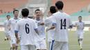 Pemain Uzbekistan merayakan gol yang dicetak oleh Amonov Azizbek ke gawang Bahrain pada laga PSSI Anniversary Cup 2018 di Stadion Pakansari, Senin (30/4/2018). Babak pertama  Uzbekistan 1-1 dengan Bahrain. (Bola.com/M Iqbal Ichsan)