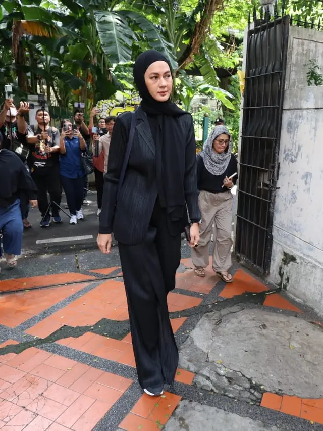 Paula Verhoeven Melayat ke Rumah Duka Mendiang Ayah Baim Wong. [Kapanlagi/Budy Santoso]