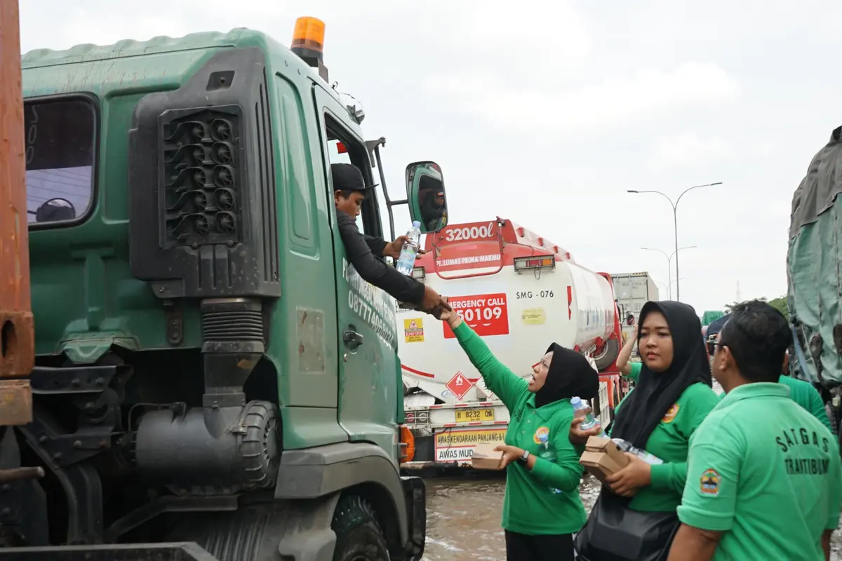 Pemprov Jateng Bantu Ratusan Sopir Truk Terjebak Banjir Pantura, Siapkan Dapur Umum